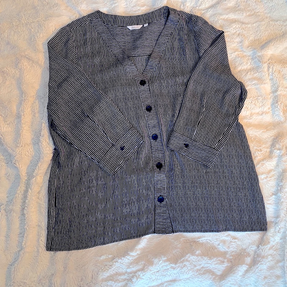 🎈2 for 25 🎈Black and white pinstripe blouse NWOT